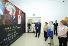 PEKING: Otvorena izložba “Tron” srpskog umetnika i modnog fotografa Pavela Surovog iz Kisača u Pekingu u Kini