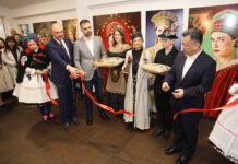 KRUNISANJEM SRPSKOG FOTOGRAFA PAVELA SUROVOG U KRALJA FOTOGRAFIJE SVEČANO JE OTVORENA NOVA IZLOŽBA “ETNO RENESANSA”