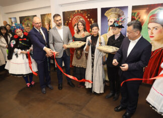 KRUNISANJEM SRPSKOG FOTOGRAFA PAVELA SUROVOG U KRALJA FOTOGRAFIJE SVEČANO JE OTVORENA NOVA IZLOŽBA “ETNO RENESANSA”