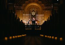 Koncert uz svetlost sveća u subotičkoj sinagogi: Vivaldijeva „Četiri godišnja doba” oduševila publiku